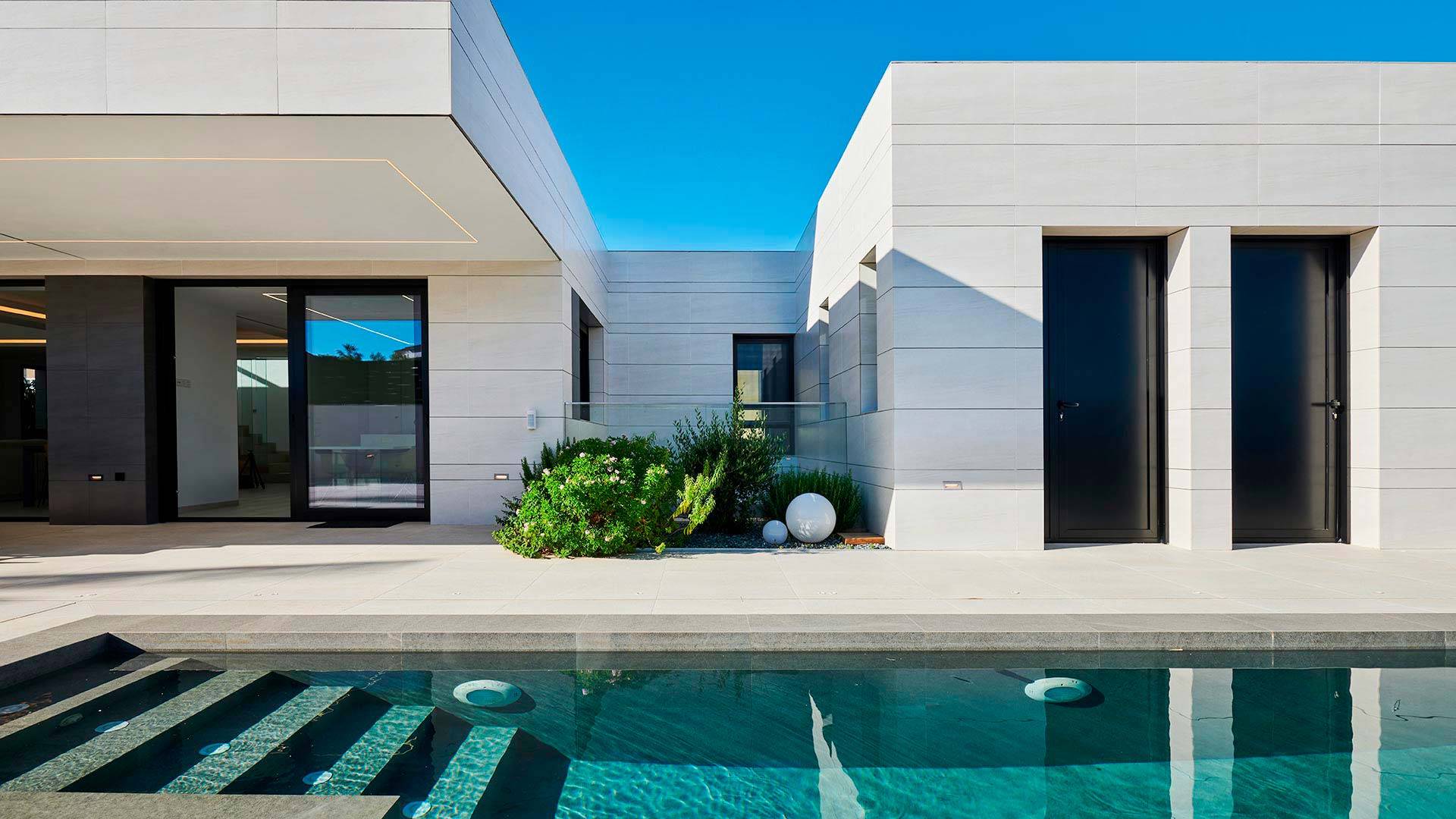 primer plano jardín de la Casa Olmos con la piscina