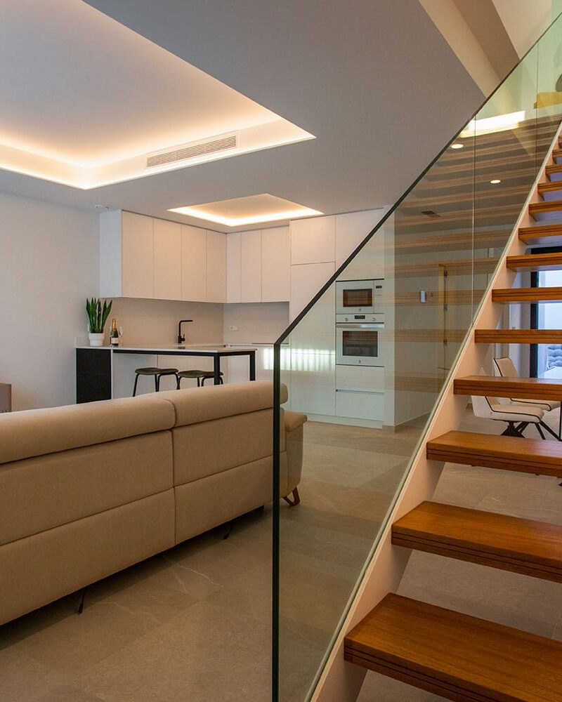 salón cocina con escaleras con acceso a la planta de arriba de la vivienda
