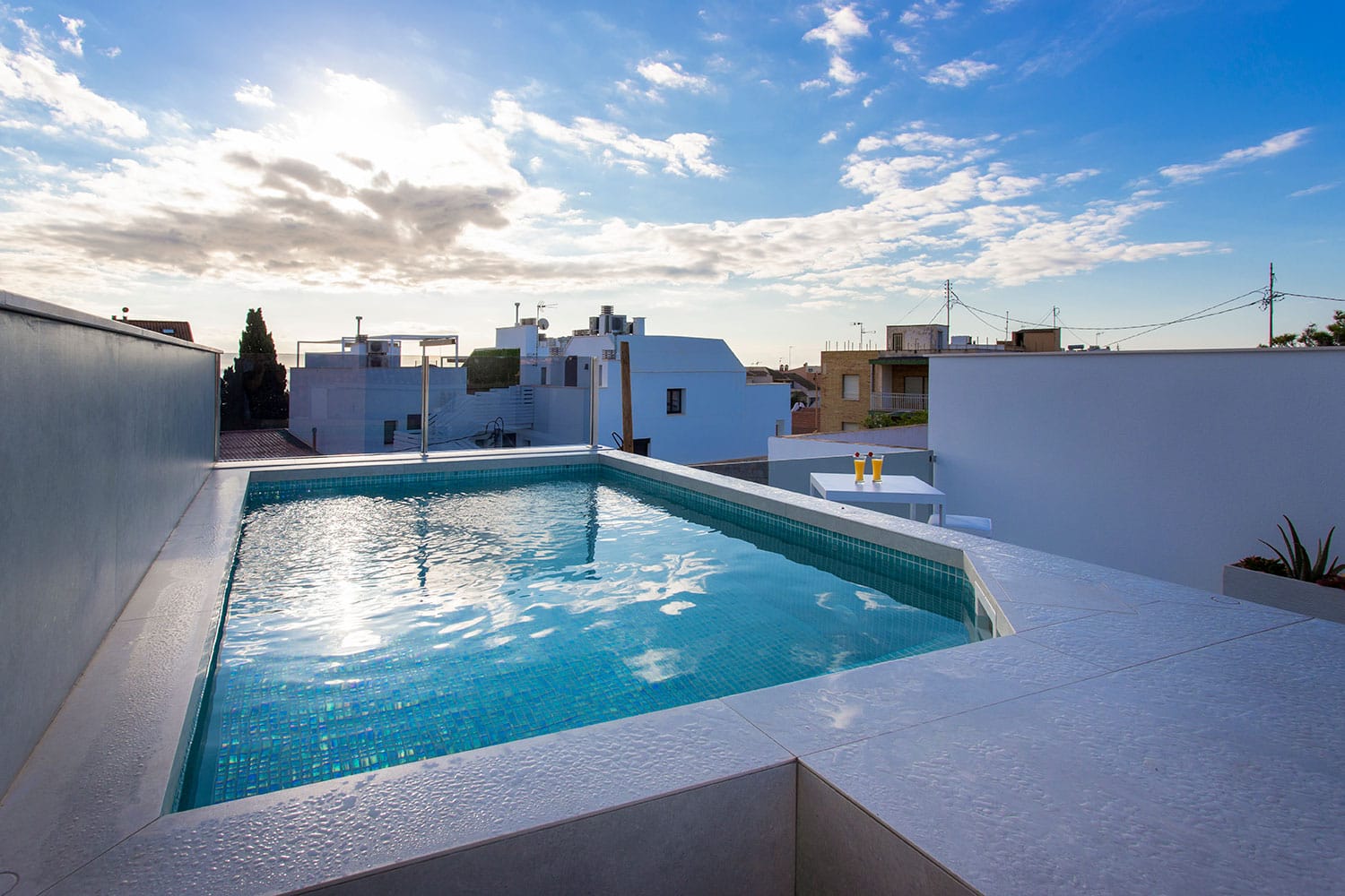 terraza con piscina de las viviendas adosadas en costa
